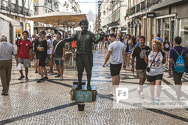 Schwarz gemalter Pantomime auf der Straße am Commerce Square in Lissabon