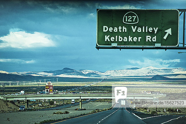 Ein Straßenschild zum Death Valley in der Nähe von Baker  Kalifornien.
