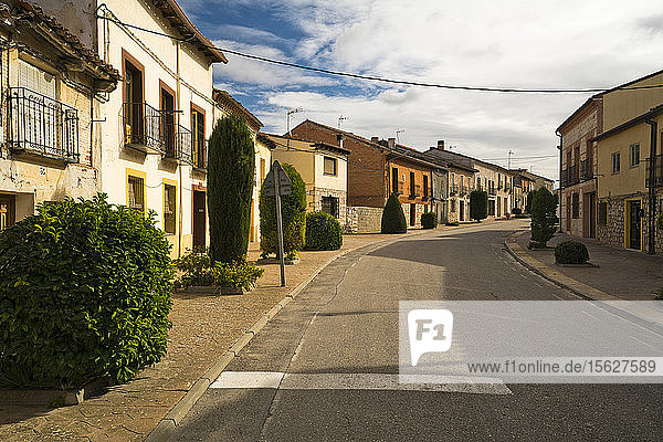 Die leeren Straßen einer kleinen Stadt in Spanien.