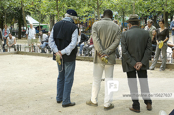 Männer spielen Petanque im Jardin du Luxembourg in Paris Frankreich