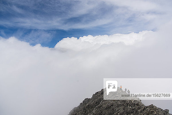 Eine Gruppe von Bergsteigern auf einem kleinen  von Wolken umgebenen Gipfel des Vulkans Nevado de Toluca in Estado de Mexico  Mexiko.
