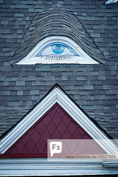 Ein Auge als Buntglasfenster im Dach eines Hauses in Leadville  Colorado.