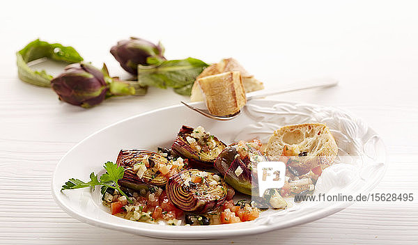 Gegrillte junge Artischocken mit Tomaten-Oliven-Vinaigrette und Weißbrot