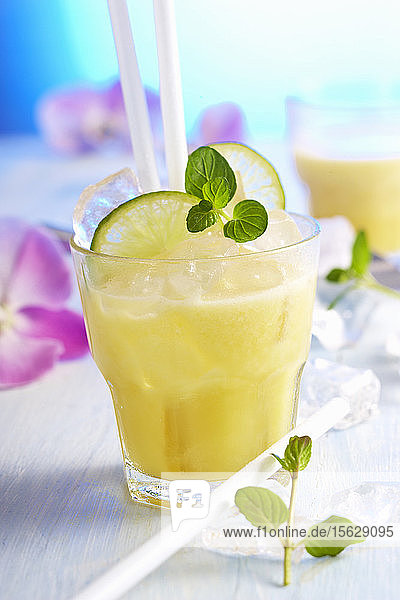 Alkoholfreier exotischer Fruchtdrink mit Ananas  Grapefruit  Limette und Kokosmilch