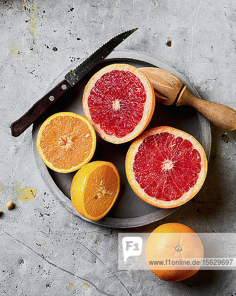 Frisch geschnittene Orangen und Grapefruit zum Auspressen