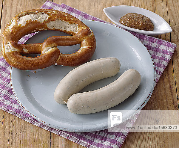 Ein Paar Weißwürste mit Breze und süßem Senf (Brotzeit  Bayern)