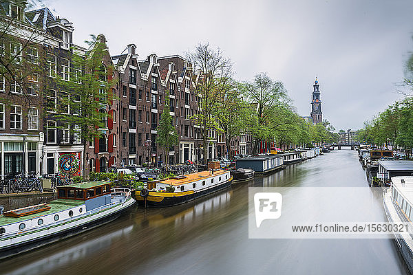 Niederlande  Amsterdam  Verschiedene Boote am Stadtkanal festgemacht