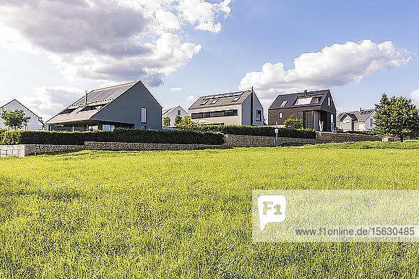 Häuser mit Sonnenkollektoren auf dem Dach durch Feld gegen den Himmel  Baden-WÃ¼rttemberg  Deutschland