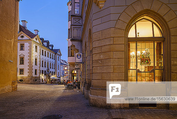 Außenansicht von HofbrÃ¤uhaus und Rathaus bei Nacht  Regensburg  Oberpfalz  Bayern  Deutschland