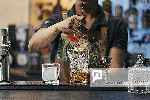 Barkeeper mixt Cocktail in einer Bar