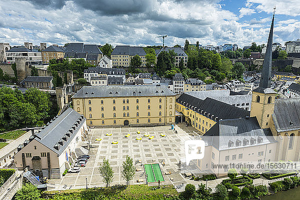 Hochwinkelansicht der Altstadt von Luxemburg gegen den Himmel