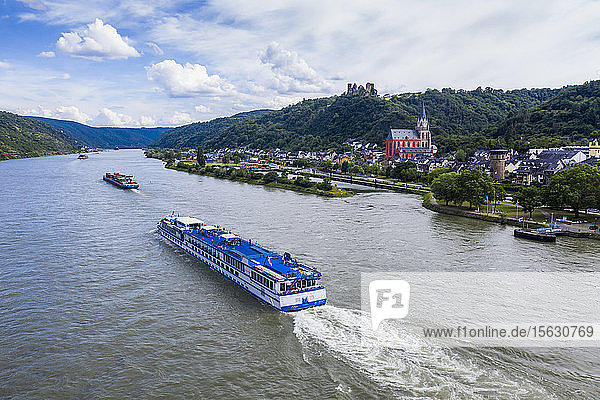Drohnenschuss eines Kreuzfahrtschiffes auf dem Rhein vor bewölktem Himmel bei Boppard  Deutschland