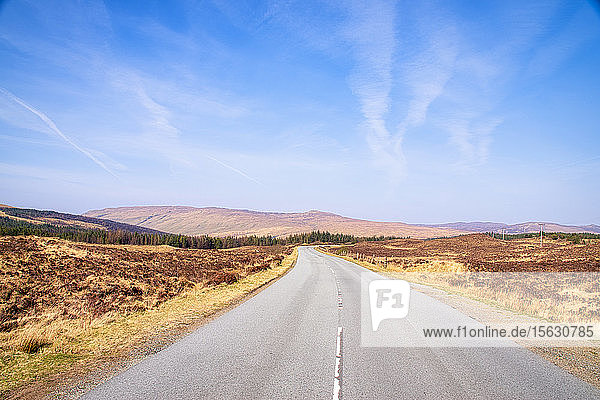 Verminderter Blick auf die A863 Straße gegen den Himmel  Isle of Skye  Highlands  Schottland  Großbritannien