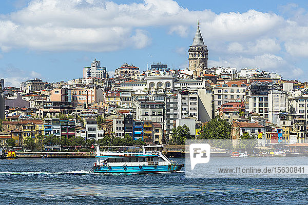 Fähre auf See gegen Gebäude in der Stadt  Istanbul  Türkei