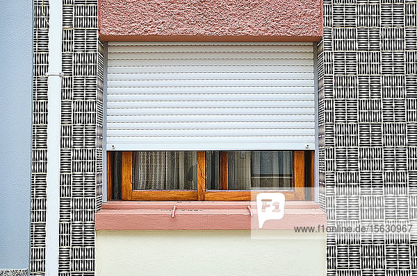 Portugal  Porto  Afurada  Frontansicht der verzierten Hauswand mit FensterÂ