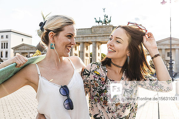 Porträt der zwei besten Freunde vor dem Brandenburger Tor  Berlin  Deutschland