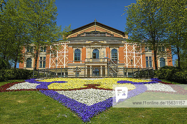 Bunte Blumen vor dem Bayreuther Festspielhaus an einem sonnigen Tag  Bayreuth  Deutschland