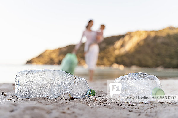 Leere Plastikflaschen am Strand