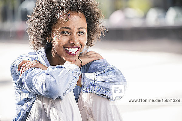 Porträt einer glücklichen jungen Frau im Freien