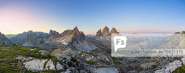 Szenenansicht der Tre Cime Di Lavaredo und des Paternkofels vor klarem Himmel bei Sonnenaufgang  Italien