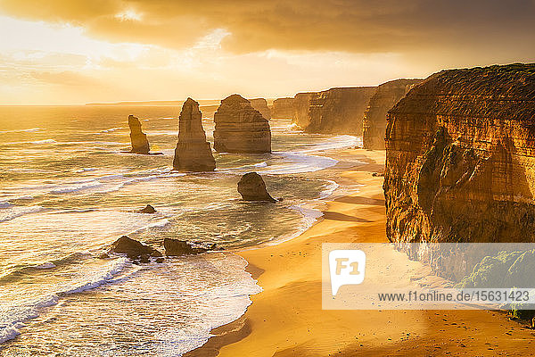 Blick auf das Meer bei bewölktem Himmel im Zwölf-Apostel-Marine-Nationalpark bei Sonnenuntergang  Victoria  Australien