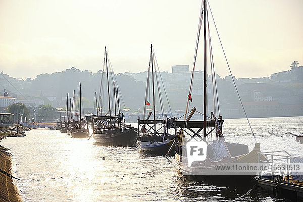 Portugal  Porto  Douro  Vila Nova de Gaia Hafenweinboote
