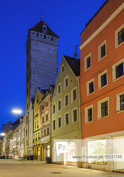 Goldener Turm und Häuser bei Nacht Wahlenstrasse  Regensburg  Oberpfalz  Bayern  Deutschland