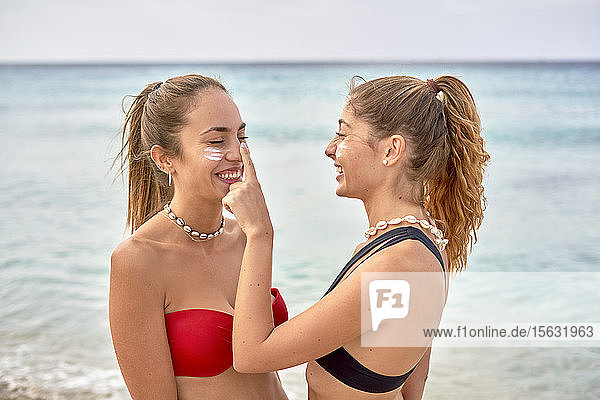 Zwei junge Frauen amüsieren sich am Strand