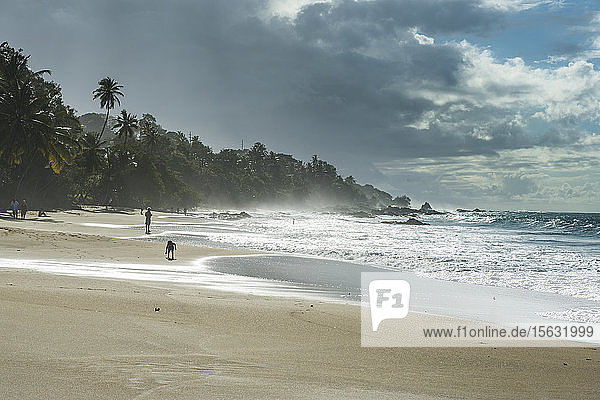 Szenische Ansicht der Wellen  die an der Küste gegen den bewölkten Himmel plätschern  Trinidad und Tobago  Karibik