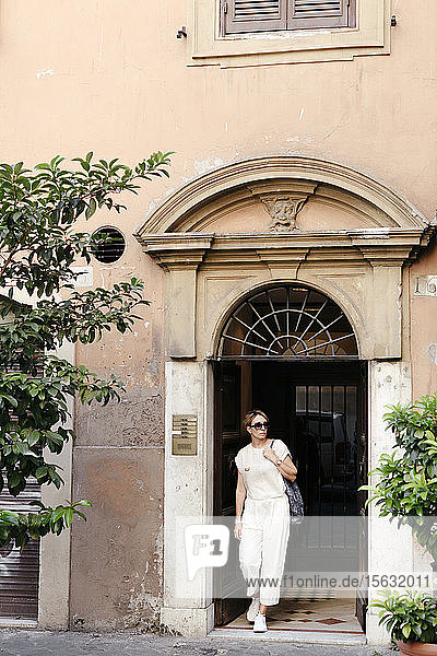 Frau erkundet die Stadt  Rom  Italien