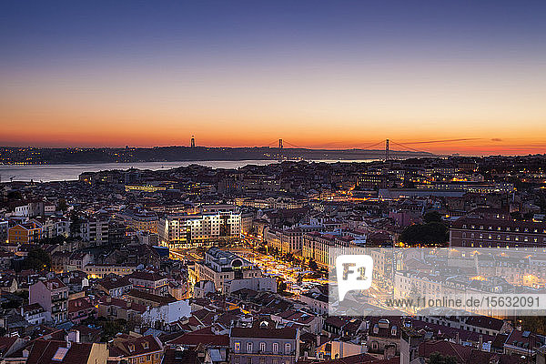 Hochwinkelansicht von Gebäuden in der Dämmerung in Lissabon  Portugal