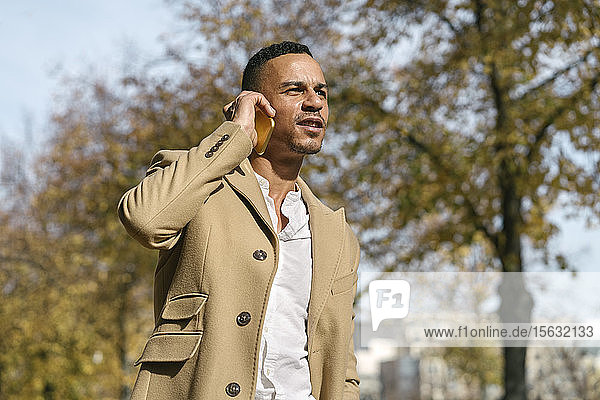 Porträt eines Geschäftsmannes am Telefon im Herbst