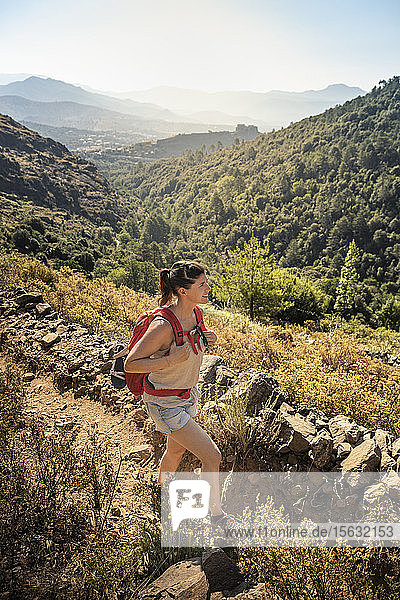 Wanderin während einer Wanderung im Tavignano-Tal  Corte  Haute-Corse  Korsika  Frankreich