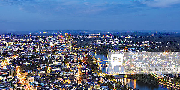 Beleuchtete Stadtlandschaft vor blauem Himmel bei Nacht  Frankfurt  Hessen  Deutschland