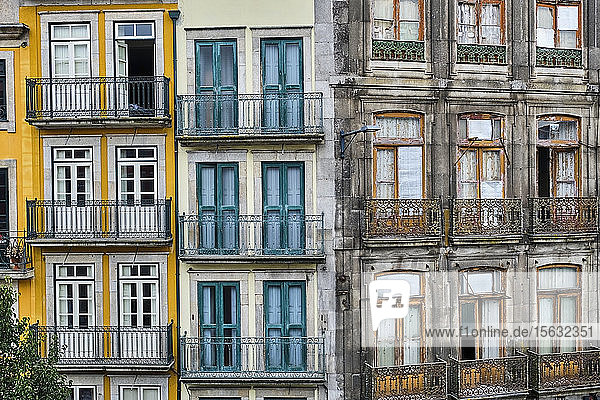 Portugal  Porto  Frontansicht von renovierten und vernachlässigten Gebäudefassaden