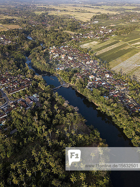 Luftaufnahme eines Flusses inmitten von Bäumen in der Stadt Bali  Indonesien
