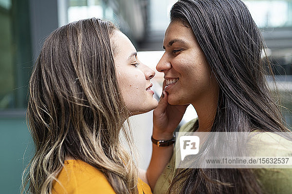 Porträt eines liebevollen lesbischen Paares in der Stadt  London  Großbritannien