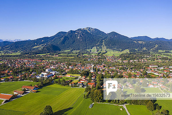 Luftaufnahme von Lenggries mit Brauneck vor klarem blauen Himmel  Bayern  Deutschland