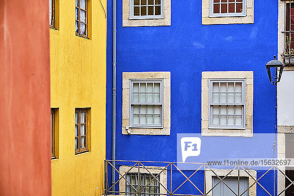 Portugal  Porto  Ribeira  Farbenfrohe Stadthausfassaden und -wände