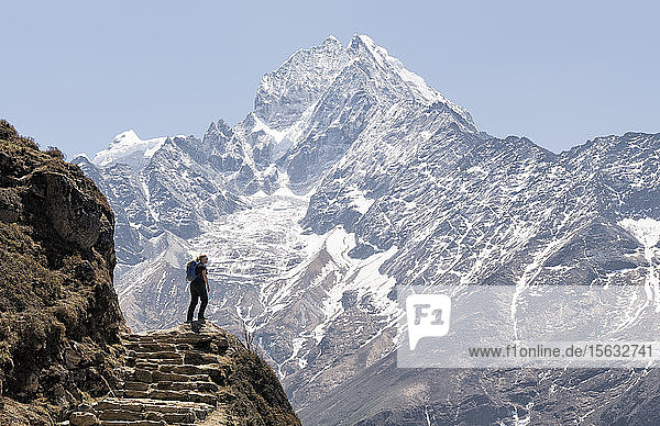 Frau vor dem Berg Thamersku  Himalaja  Solo Khumbu  Nepal