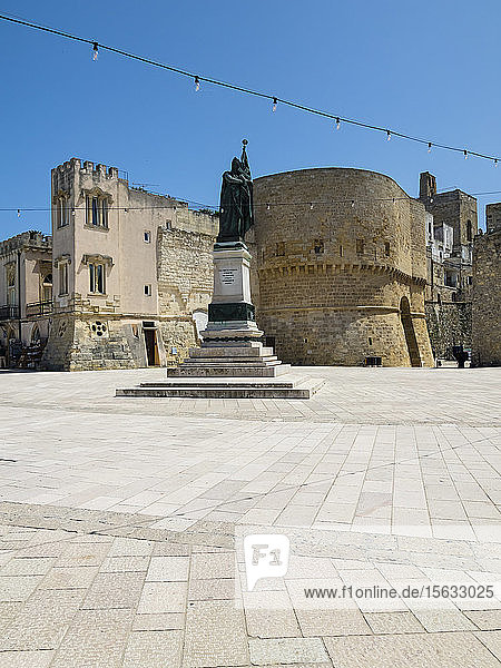 Italien  Provinz Lecce  Otranto  Denkmal der Märtyrerin auf der Piazza degli Eroi