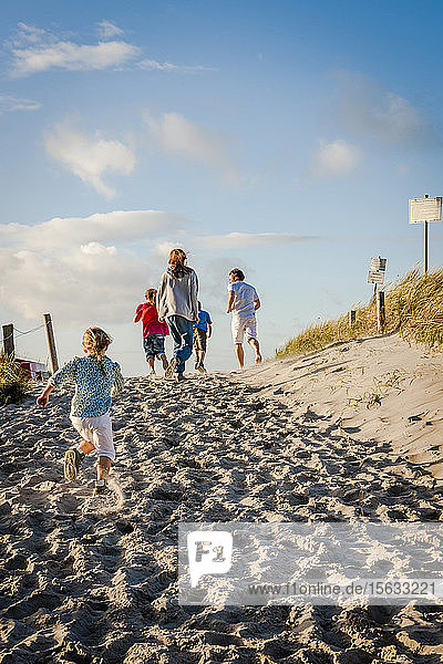 Familie auf der Flucht vom Strand  Darß  Mecklenburg-Vorpommern  Deutschland