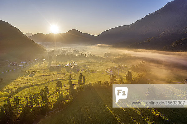 Deutschland  Bayern  Oberbayern  Isarwinkel  Jachenau  ländliche Landschaft im Nebel bei Sonnenaufgang