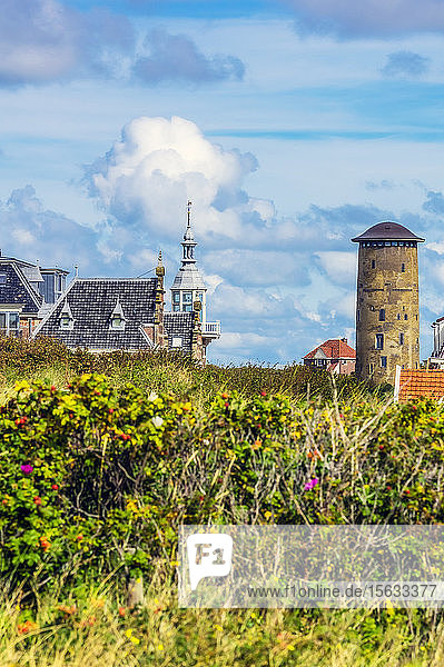 Niederlande  Zeeland  Domburg  StadtbildÂ mit altem Wasserturm