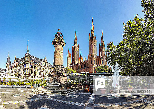 Blick über den Marktplatz mit neuem Rathaus und Kirche  Wiesbaden  Deutschland