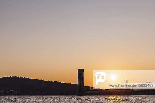Panoramablick auf die Stadt Barcelona bei Sonnenuntergang  Spanien