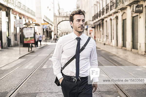 Selbstbewusster junger Geschäftsmann in der Stadt unterwegs  Lissabon  Portugal