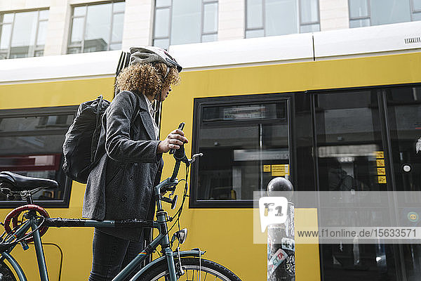 Frau  die mit dem Fahrrad in der Stadt pendelt  Berlin  Deutschland