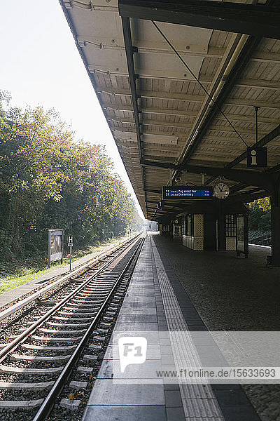 Leerer Bahnhof im Herbst  Berlin  Deutschland