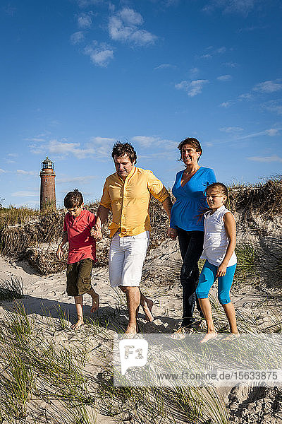 Familie beim Spaziergang in einer Stranddüne  Darß  Mecklenburg-Vorpommern  Deutschland